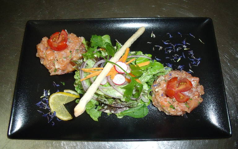 restaurant-le68-tartare-au-saumon tartare au saumon et méli mélo de salade